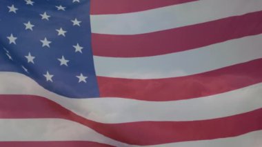 Mavi gökyüzünde Amerikan bayrağı sallamanın animasyonu. Amerikan vatanseverliği, bağımsızlık ve kutlama konsepti dijital olarak oluşturulmuş video.