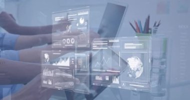 Dizüstü bilgisayar kullanarak çeşitli iş adamları üzerinde veri işleme animasyonu. küresel iş ve dijital arayüz kavramı dijital olarak oluşturulmuş video.