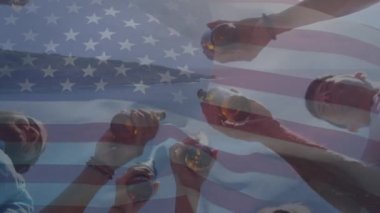 Bira içen adamların üzerinde Amerikan bayrağı sallamanın animasyonu. Amerikan vatanseverliği, bağımsızlık ve kutlama konsepti dijital olarak oluşturulmuş video.