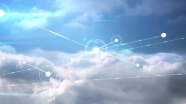 Bulutların üzerindeki simgelerle bağlantı ağının animasyonu. küresel iş ve dijital arayüz kavramı dijital olarak oluşturulmuş video.
