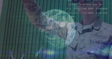 VR kulaklıklı beyaz adamın veri işleme animasyonu. küresel teknoloji ve dijital arayüz kavramı dijital olarak oluşturulmuş video.