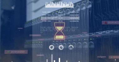 Sunucu odasında veri işleme animasyonu. küresel iş ve dijital arayüz kavramı dijital olarak oluşturulmuş video.