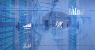 Sunucu odasında veri işleme animasyonu. küresel iş ve dijital arayüz kavramı dijital olarak oluşturulmuş video.