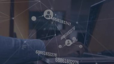 Dizüstü bilgisayar kullanarak medya simgeleriyle bağlantı ağının animasyonu. küresel iş ve dijital arayüz kavramı dijital olarak oluşturulmuş video.