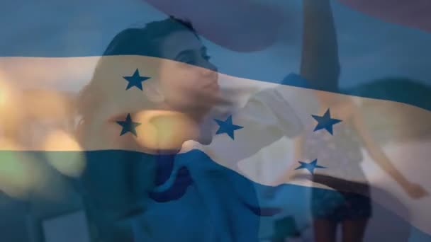 Animación Ondear Bandera Honduras Sobre Grupo Amigos Playa Concepto Viajes — Vídeo de stock
