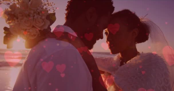 Червоні Серця Пливуть Проти Африканського Американця Новоодруженого Який Обіймає Одне — стокове відео