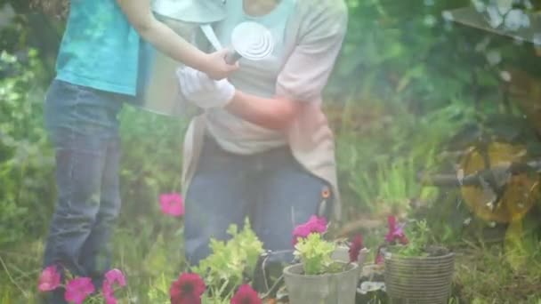 Lichtpunkte Gegen Kaukasische Mutter Und Tochter Die Pflanzen Garten Gießen — Stockvideo