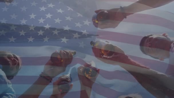 Animación Ondear Bandera Americana Sobre Hombres Bebiendo Cerveza Patriotismo Americano — Vídeo de stock