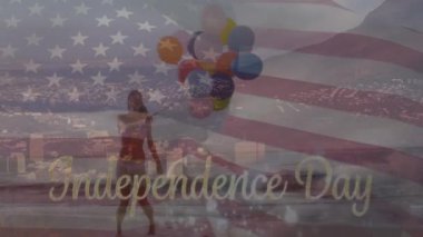 Amerikan bayrağı üzerinde Bağımsızlık Günü Animasyonu metni. Amerikan vatanseverliği, bağımsızlık ve kutlama konsepti dijital olarak oluşturulmuş video.