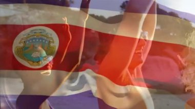 Sahildeki bir grup arkadaşın üzerinde Costa rica bayrağı sallamanın animasyonu. seyahat ve tatil konsepti dijital olarak oluşturulmuş video.