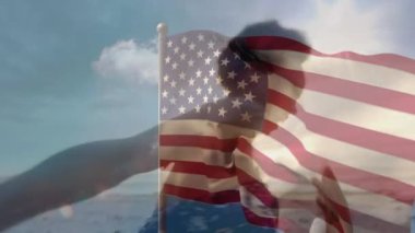 Sahildeki bir grup arkadaşın üzerinde ABD bayrağı sallamanın animasyonu. seyahat ve tatil konsepti dijital olarak oluşturulmuş video.