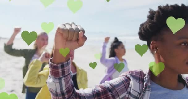 Meerdere Groene Harten Zweven Tegen Diverse Mensen Die Protesteren Het — Stockvideo