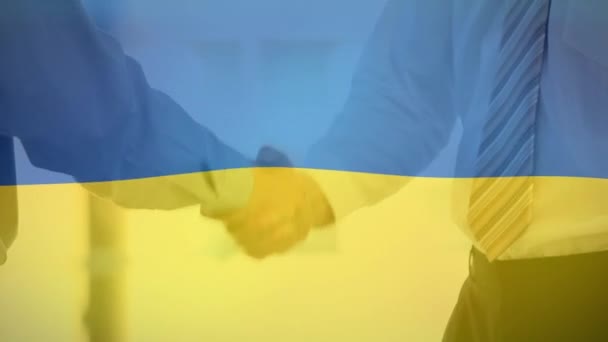 Animação Empresários Caucasianos Apertando Mãos Sobre Bandeira Ucrânia Crise Ucraniana — Vídeo de Stock