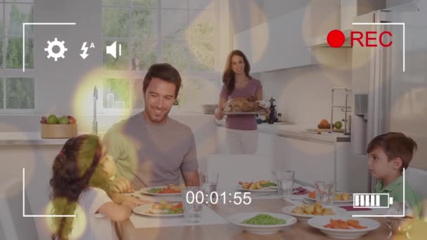 Digitale Camera Interface Tegen Kaukasische Familie Die Samen Dineren Thuis — Stockvideo