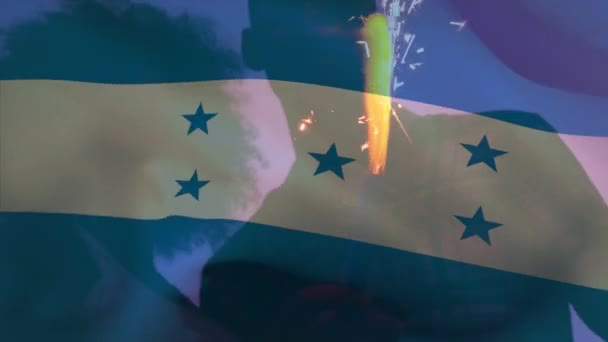 Animazione Sventolare Bandiera Honduras Gruppo Amici Sulla Spiaggia Concetto Viaggio — Video Stock