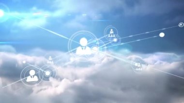 Gökyüzü üzerindeki bulutlarla bağlantı ağının animasyonu. küresel ağ, bağlantılar ve teknoloji konsepti dijital olarak oluşturulmuş video.