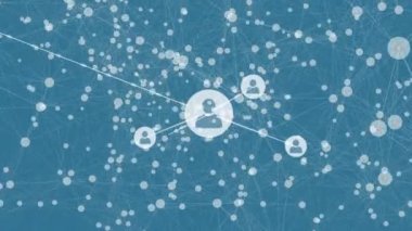 Mavi arkaplan üzerindeki simgelerle bağlantı ağının canlandırılması. küresel ağ, bağlantılar ve teknoloji konsepti dijital olarak oluşturulmuş video.