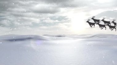 Noel Baba 'nın siluetinin üzerine düşen kar animasyonu kış manzarasında ren geyiğiyle kızakta. Noel, gelenek ve kutlama konsepti dijital olarak oluşturuldu.