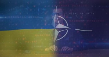 NATO ve Ukrayna bayrağı üzerinde beyaz erkek hacker animasyonu. Ukrayna krizi, siber savaş ve dijital olarak üretilen uluslararası politika kavramı.
