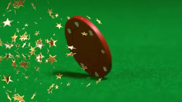 在绿色的表面上 金色星形图标与扑克晶片的闭合相抗衡的复合视频 赌场和赌博概念 — 图库视频影像