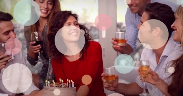Mutlu Kadın Erkek Arkadaşlarının Şarap Içip Konuştuğu Beyaz Noktaların Animasyonu — Stok video