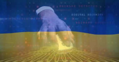 Ukrayna bayrağı üzerinde beyaz erkek hacker 'ın el animasyonu. Ukrayna krizi, siber savaş ve dijital olarak üretilen uluslararası politika kavramı.