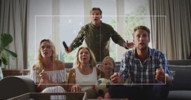 Haç ve dairelerin mutlu beyaz bir ailenin futbol maçı izlemesi üzerine çizilmesi. spor, rekabet, zafer ve birlikte zaman geçirme konsepti dijital olarak oluşturulmuş video.
