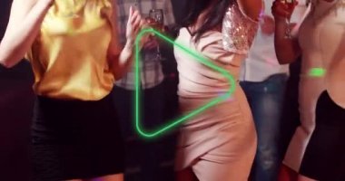 Mutlu kadın ve erkek arkadaşlarının şarap içip dans etmesinin animasyonu. arkadaşlık, birliktelik ve dijital olarak üretilen video konsepti.