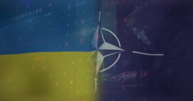 Beyaz erkek hacker animasyonu ve NATO ve Ukrayna bayrağı üzerinde veri işleme. Ukrayna krizi, siber savaş ve dijital olarak üretilen uluslararası politika kavramı.