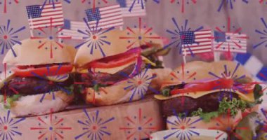 Amerikan bayraklı hamburgerlerin üzerinde havai fişek gösterisi. Amerikan mutfağı ve fast food konsepti dijital olarak üretiliyor..