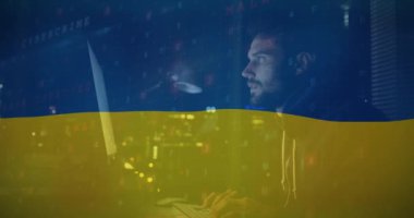 Beyaz erkek hacker animasyonu ve Ukrayna bayrağı üzerinde veri işleme. Ukrayna krizi, siber savaş ve dijital olarak üretilen uluslararası politika kavramı.