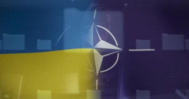 Beyaz erkek hacker animasyonu, veri işleme ve Ukrayna bayrağı üzerinde asma kilit. Ukrayna krizi, siber savaş ve dijital olarak üretilen uluslararası politika kavramı.