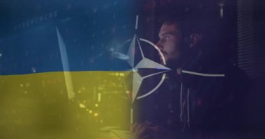 NATO ve Ukrayna bayrağı üzerinde beyaz erkek hacker animasyonu. Ukrayna krizi, siber savaş ve dijital olarak üretilen uluslararası politika kavramı.