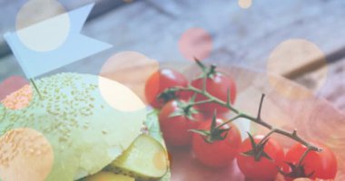 Hamburger, domates ve patates kızartması üzerinde noktaların animasyonu. Amerikan mutfağı ve fast food konsepti dijital olarak üretiliyor..
