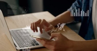Akıllı telefon kullanan iş adamlarının finansal veri işleme animasyonları. küresel iş, finans, veri işleme ve dijital arayüz kavramı dijital olarak oluşturulmuş video.