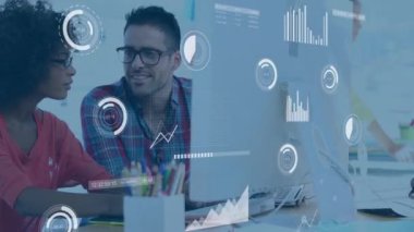 İki farklı iş adamının finansal veri işleme animasyonu. küresel iş, finans, veri işleme ve dijital arayüz kavramı dijital olarak oluşturulmuş video.