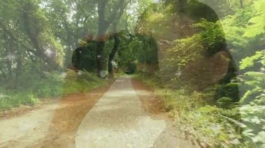 Dürbün ve orman yolu kullanan bir kadına karşı gökkuşağı alevinin birleşik görüntüsü. bir gökkuşağı gün farkındalık kavramı bul