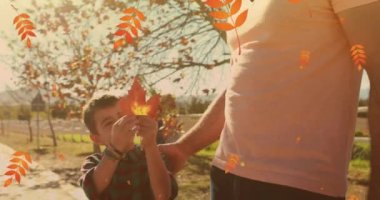 Dışarıdaki mutlu beyaz ailenin üzerine düşen portakal yapraklarının animasyonu. Çocuklar günü konsepti dijital olarak oluşturulmuş video.