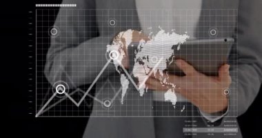 Tablet kullanan iş adamlarının veri işleme ekranlarının animasyonu. küresel iş, finans, veri işleme ve dijital arayüz kavramı dijital olarak oluşturulmuş video.