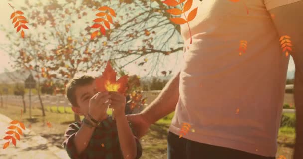 Animación Caída Las Hojas Color Naranja Sobre Familia Caucásica Feliz — Vídeos de Stock