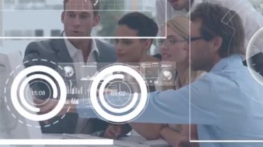 Çeşitli iş adamları üzerinde finansal veri işleme animasyonu. küresel iş, finans, veri işleme ve dijital arayüz kavramı dijital olarak oluşturulmuş video.