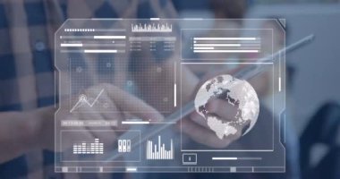 Tablet kullanılarak işadamları üzerinde finansal veri işleme animasyonu. küresel iş, finans, veri işleme ve dijital arayüz kavramı dijital olarak oluşturulmuş video.