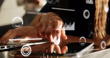 Dizüstü bilgisayar kullanan iş kadınlarının finansal veri işleme animasyonları. küresel iş, finans, veri işleme ve dijital arayüz kavramı dijital olarak oluşturulmuş video.