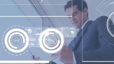 Tablet kullanılarak işadamları üzerinde finansal veri işleme animasyonu. küresel iş, finans, veri işleme ve dijital arayüz kavramı dijital olarak oluşturulmuş video.