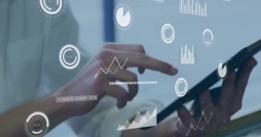 Tablet kullanılarak işadamları üzerinde finansal veri işleme animasyonu. küresel iş, finans, veri işleme ve dijital arayüz kavramı dijital olarak oluşturulmuş video.