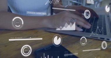 Dizüstü bilgisayarla iş adamlarının finansal veri işleme animasyonu. küresel iş, finans, veri işleme ve dijital arayüz kavramı dijital olarak oluşturulmuş video.