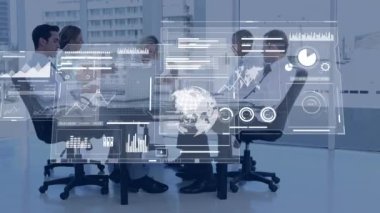 Çeşitli iş adamları üzerinde finansal veri işleme animasyonu. küresel iş, finans, veri işleme ve dijital arayüz kavramı dijital olarak oluşturulmuş video.