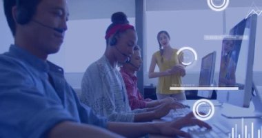 Çeşitli iş adamları üzerinde finansal veri işleme animasyonu. küresel iş, finans, veri işleme ve dijital arayüz kavramı dijital olarak oluşturulmuş video.