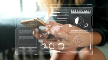 Akıllı telefon kullanan iş kadınlarının finansal veri işleme animasyonları. küresel iş, finans, veri işleme ve dijital arayüz kavramı dijital olarak oluşturulmuş video.