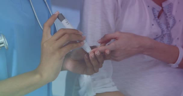 Animação Texto Diabetes Sobre Paciente Usando Medidor Glicose Saúde Diabetes — Vídeo de Stock